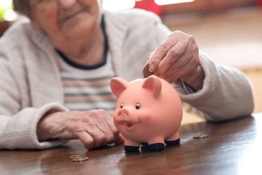 Comment économiser sur ses dépenses de santé après 65 ans ?