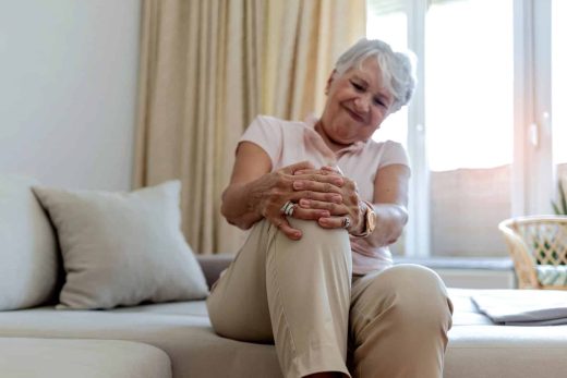 Vaincre l’Arthrose après 60 ans : Stratégies Préventives et Solutions pour une Vie Active