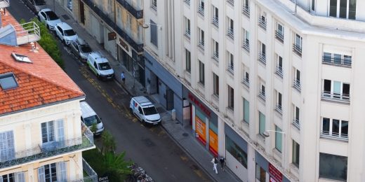 Rue du centre-ville de Nice et ses voitures en stationnement, vues du ciel