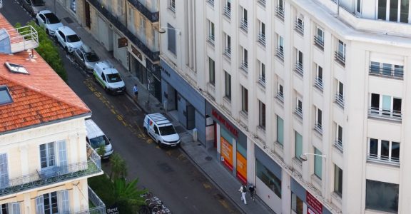 Rue du centre-ville de Nice et ses voitures en stationnement, vues du ciel