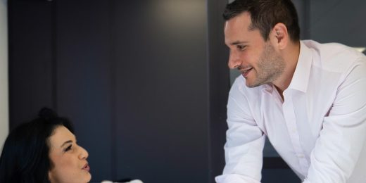 Deux collaborateurs du Cabinet Boman échangeant sur un dossier d'assurance de prêt immobilier