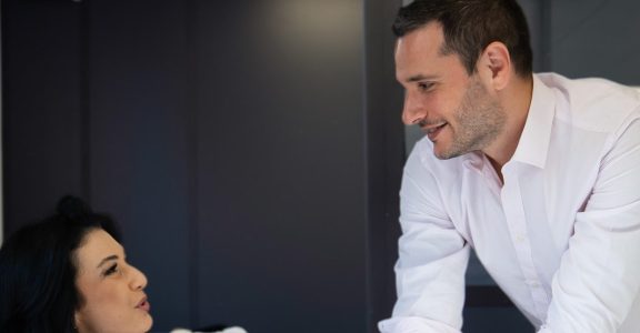 Deux collaborateurs du Cabinet Boman échangeant sur un dossier d'assurance de prêt immobilier
