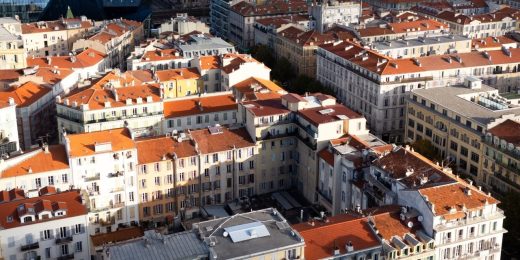 Immeubles d'habitation et toits du centre-ville de Nice vus du ciel, secteur couvert par le Cabinet Boman
