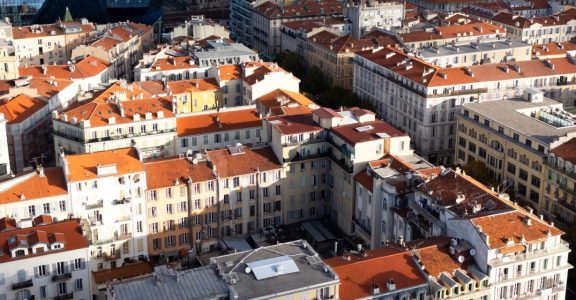 Immeubles d'habitation et toits du centre-ville de Nice vus du ciel, secteur couvert par le Cabinet Boman