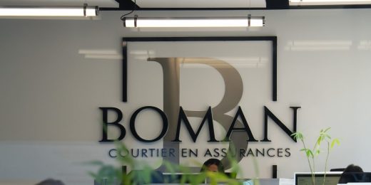 Logo du Cabinet Boman, courtier en assurances, dans les bureaux de Nice