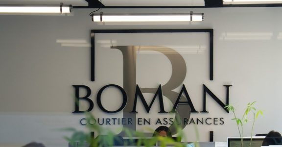 Logo du Cabinet Boman, courtier en assurances, dans les bureaux de Nice