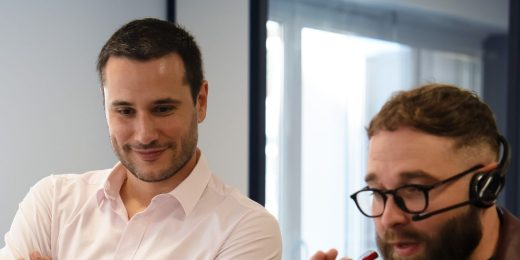 Deux conseillers du Cabinet Boman étudiant ensemble un devis de soins dentaires, à Nice