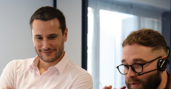 Deux conseillers du Cabinet Boman étudiant ensemble un devis de soins dentaires, à Nice