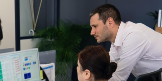 Conseiller du Cabinet Boman accompagnant une cliente devant son écran, dans les bureaux de Nice