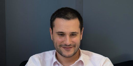 Courtier du Cabinet Boman étudiant un contrat de prévoyance sur son ordinateur, à Nice