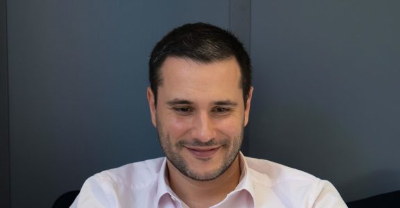 Courtier du Cabinet Boman étudiant un contrat de prévoyance sur son ordinateur, à Nice